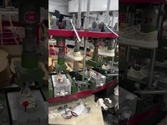 En la producción de calzado informal y deportivo, se utiliza equipo de producción inteligente para fabricar calzado